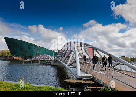 Nemo (Wissenschaft) Museum, entworfen in der Form eines Schiffes vom Architekten Renzo Piano von der Uferpromenade in Amsterdam, Holland. Stockfoto