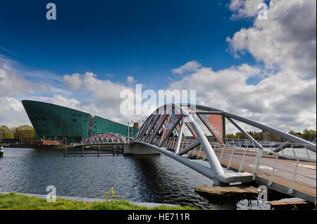 Eine moderne Brücke zum Museum Nemo (Wissenschaft), entworfen vom Architekten Renzo Piano in Amsterdam in Form eines Schiffes. Stockfoto