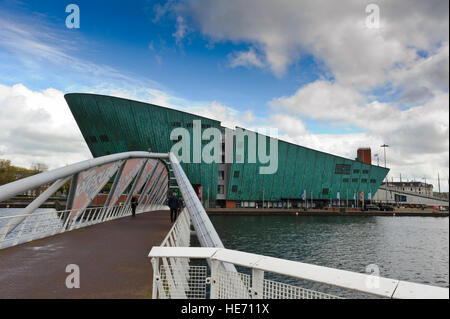 Nemo (Wissenschaft) Museum, entworfen in der Form eines Schiffes vom Architekten Renzo Piano von der Uferpromenade in Amsterdam, Holland. Stockfoto