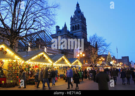 Shopper am Chester Weihnachtsmarkt und Beleuchtung Stockfoto