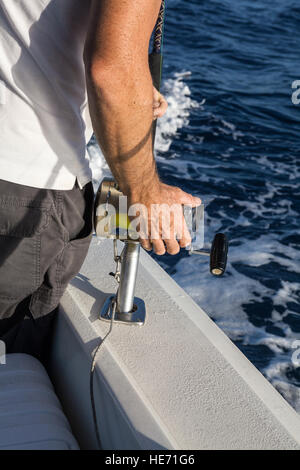 Big Game Fischen in Kanarische Inseln, Spanien. Angelrollen und Stangen auf Boot Stockfoto