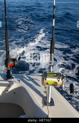 Big Game Fischen in Kanarische Inseln, Spanien. Angelrollen und Stangen auf Boot Stockfoto