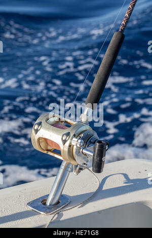 Big Game Fischen in Kanarische Inseln, Spanien. Angelrollen und Stangen auf Boot Stockfoto