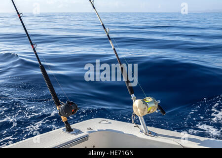 Big Game Fischen in Kanarische Inseln, Spanien. Angelrollen und Stangen auf Boot Stockfoto