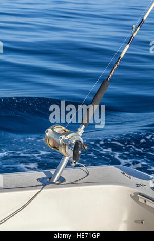 Big Game Fischen in Kanarische Inseln, Spanien. Angelrollen und Stangen auf Boot Stockfoto