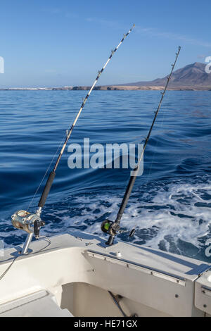 Big Game Fischen in Kanarische Inseln, Spanien. Angelrollen und Stangen auf Boot Stockfoto