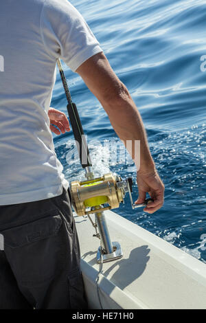 Big Game Fischen in Kanarische Inseln, Spanien. Angelrollen und Stangen auf Boot Stockfoto