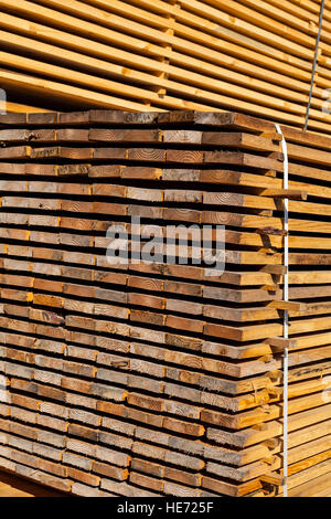 Stapel von Holzplatten im Sägewerk Stockfoto