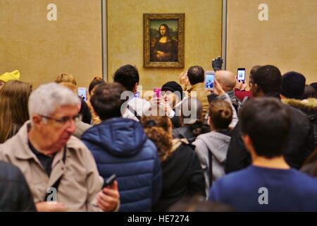 Besucher nehmen Selfie Bilder auf ihren Handys vor der Mona Lisa (La Joconde) Gemälde von Leonardo da Vinci im Louvre Stockfoto