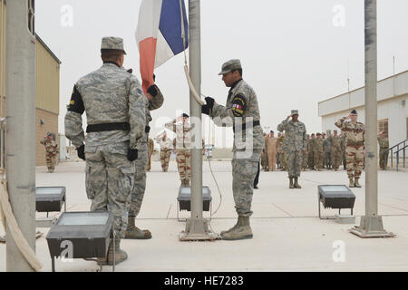 Mitglieder aus dem 379h Air Expeditionary Wing base Ehrengarde vorzubereiten, die französische Nationalflagge zunächst die Bastille Day Zeremonie 14. Juli 2015 auf der Al Udeid Air Base, Katar zu erhöhen. Die Franzosen feiern Juli 14 als Nationalfeiertag zum Gedenken an die Erstürmung der Bastille am Anfang der französischen Revolution im Jahre 1789. Staff Sgt. Alexandre Montes) Stockfoto