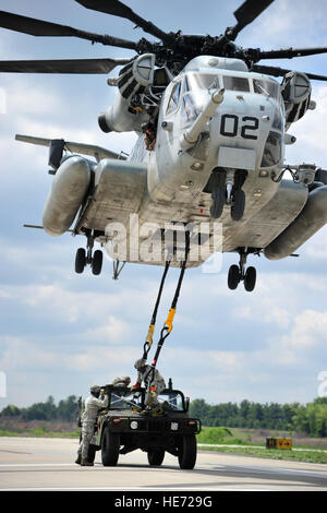 US-Marines von Marine schwere Hubschrauber-Geschwader-772 und Air Force Piloten mit dem 621st Flügel der Kontingenz-Reaktion führen ein Tragetuch Ladevorgang mit einem CH-53E Super Stallion-Hubschrauber am Joint Base McGuire-Dix-Lakehurst, New Jersey, 10. Mai 2012. Die Einheiten waren für eine Marine Corps Airpower Demonstration auf der 2012 Joint Base McGuire-Dix-Lakehurst Open House und Air Show vorzubereiten.  Techn. Sgt. Edward Gyokeres, US Air Force Stockfoto