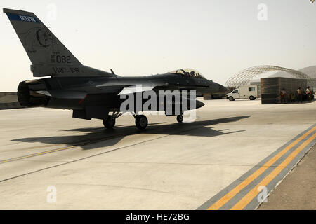 Eine f-16 von der Minnesota Air National Guard 148th Kämpfer-Flügel von Duluth taxis nach der Landung am Kandahar Flugplatz, Afghanistan, 14. August 2012. Mitarbeiter werden von der Minnesota Air National Guard 148th Kämpfer-Flügel zur Unterstützung der Operation Enduring Freedom eingesetzt. Bull Dog f-16 s, Piloten und Support-Mitarbeiter begannen ihre Luft Expeditionskorps Bereitstellung Mitte August fliegen Missionen für das Air tasking Bestellung übernehmen und Luftunterstützung für die Truppen vor Ort in Afghanistan zur Verfügung zu stellen. Stockfoto