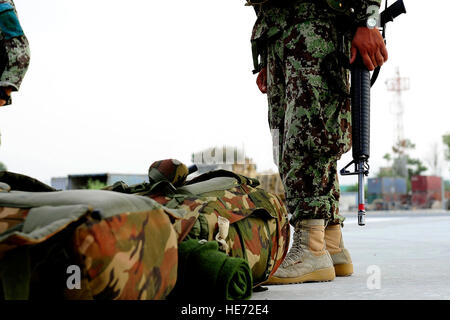 Afghan National Army Soldaten warten an Bord ein Mi-17, Barg-e-Matal, ein Außenposten in der Provinz Nangarhar, Ostafghanistan, Forward Operating Base Fenty, Afghanistan 8. Juli 2012, entnommen werden. Staff Sgt Quinton Russ Stockfoto