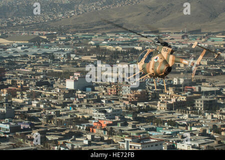 Eine afghanische Luftwaffe fliegt MD 530F Cayuse Krieger über Kabul, Afghanistan, 6. Dezember 2014. Die Mehrzweck-Hubschrauber wird Scout Angriff, bewaffnete Eskorte und enge Luft Angriffsfähigkeiten der afghanischen Luftwaffe verbessern.  Staff Sgt Perry Aston Stockfoto