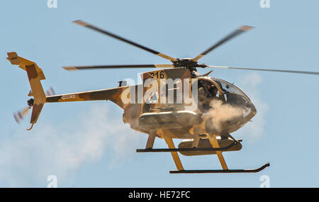 Afghanische Luftwaffe MD-530F Cayuse Krieger Helikopter feuert seine zwei FN M3P.50 Cal Maschinengewehren während einer Medien-Demonstration, 9. April 2015, bei einer Ausbildung Reichweite außerhalb von Kabul, Afghanistan. (Staff SGT Perry Aston Stockfoto