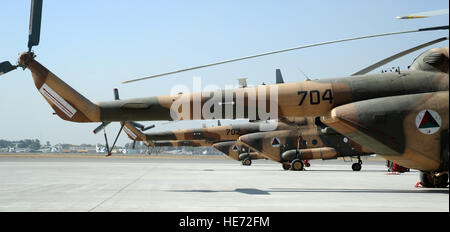 Afghanische Luftwaffe Mi-17 Hubschrauber sitzen auf der Rampe am internationalen Flughafen von Kabul, 24. September 2011. Koalition Flieger hier arbeiten täglich daran, die Voraussetzungen für eine professionelle, vollständig unabhängige und operativ-fähigen AAF.  Staff Sergeant Matthew Smith) Stockfoto