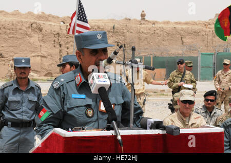 Afghan National Police Major General Nesrullah Zarifi, Commander, ANP Training-Süd befasst sich Absolventen von der afghanischen Grenze Polizei-Grundkurs im Spin Boldak ABP Training Center, 27. August 2011, bei Spin Boldak, Afghanistan. Einhundertdreißig afghanischen Grenze Wilderer absolvierte die Klasse, die war der erste Versuch der acht-Wochen-Kurs (vorherige Rekruten ausgebildet für sechs Wochen), und ist auch der letzte aus dem Spin Boldak Center zu absolvieren. Stockfoto