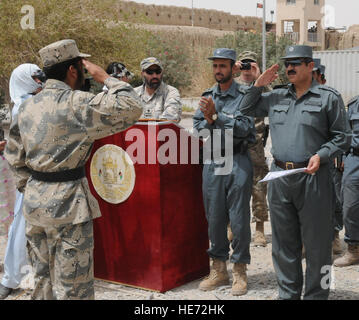 Afghan National Police Generalleutnant Maitaba Patang, Kommandant, afghanischen nationalen Polizeiausbildung, grüßt ein Absolvent von der afghanischen Grenze Polizei-Grundkurs im Spin Boldak ABP Training Center, 27. August 2011, Spin Boldak, Afghanistan. Einhundertdreißig afghanischen Grenze Wilderer absolvierte die Klasse, die war der erste Versuch der acht-Wochen-Kurs (vorherige Rekruten ausgebildet für sechs Wochen), und ist auch der letzte aus dem Spin Boldak Center zu absolvieren. Stockfoto