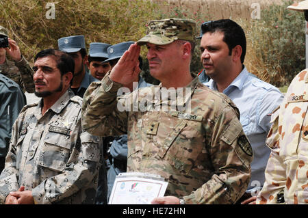 Generalmajor Walter Golden, stellvertretender Kommandeur - Polizei, NATO Training Mission-Afghanistan, grüßt ein Absolvent der afghanischen Grenze Polizei Basic-Kurs im Spin Boldak ABP Training Center, 27. August 2011, bei Spin Boldak, Afghanistan. Einhundertdreißig afghanischen Grenze Wilderer absolvierte die Klasse, die war der erste Versuch der acht-Wochen-Kurs (vorherige Rekruten ausgebildet für sechs Wochen), und ist auch der letzte aus dem Spin Boldak Center zu absolvieren. Stockfoto