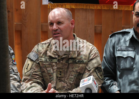 Generalmajor Walter Golden, stellvertretender Kommandant, Polizei, NATO Training Mission-Afghanistan, beantwortet Reporter Fragen nach Abschlussfeiern für den afghanischen Grenze Polizei-Grundkurs im Spin Boldak ABP Training Center, 27. Aug., Spin Boldak, Afghanistan. Einhundertdreißig afghanischen Grenze Wilderer absolvierte die Klasse, die war der erste Versuch der acht-Wochen-Kurs (vorherige Rekruten ausgebildet für sechs Wochen), und ist auch der letzte aus dem Spin Boldak Center zu absolvieren. Stockfoto