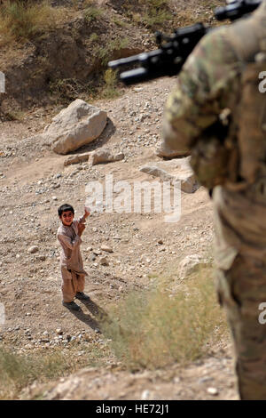 Ein afghanischer Junge spricht mit US Army Spc. Christopher Fox, Schütze, während einer Brücke Qualitätssicherung Qualitätsprüfung auf Highway 1 in Zabul Provinz, Afghanistan, 23.August. Fox ist ein Mitglied der provinziellen Wiederaufbau Team Zabul Security Force und von Massachusetts Nationalgarde bereitgestellt wird. PRT Zabul Mission ist es, zivil-militärische Operationen in der Provinz Zabul, die Reichweite und die Legitimität der afghanischen Regierung zu erweitern. Stockfoto