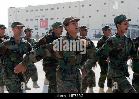 KABUL, Afghanistan - Afghan National Army rekrutiert Praxis marschieren bei Ghazi Military Training Center 20. Oktober 2010. Ghazi hat 1000 ANA Rekruten und 396 Unteroffiziere bisher absolviert. Senior Airman Zachary Wolf)(Released) Stockfoto