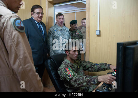 100810-F-1020B-020.jpg verwenden Kabul - Generalleutnant William B. Caldwell IV, NATO Training Mission - Afghanistan-Kommandeur, afghanischer Minister Abdul Rahim Wardak, Bundesminister der Verteidigung Uhr einen afghanischen Luftwaffe pilot Kandidaten und einen Drehflügler-Simulator am Thunder Lab 10. August 2010. Die Thunder-Lab ist eine englische Immersion Kurs, der neue afghanische Leutnants über die westliche Kultur, Führung, Entwicklung und Luftfahrt Operationen in der Vorbereitung für ihre Pilotenausbildung in den USA lehrt   Staff Sgt Sarah Brown /) Stockfoto