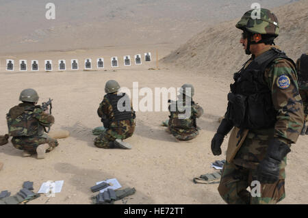 100114-F-7367Y-029 KABUL Afghan National Army Air Corps (ANAAC) 1. Lt. Maroof, links, beauftragt eine Gruppe von ANAAC Auszubildende auf Treffsicherheit im Kabul Military Training Center. Die ANAAC Auszubildenden sind Teil eines alle afghanischen geführten zweitägigen Kurs Schulungen auf ordnungsgemäße Verwendung der NATO Waffen.   Senior Airman Brian Ybarbo) Stockfoto