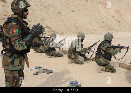 100114-F-7367Y-016 KABUL Afghan National Army Air Corps (ANAAC) 1. Lt. Maroof, links, beauftragt eine Gruppe von ANAAC Auszubildende auf Treffsicherheit im Kabul Military Training Center. Die ANAAC Auszubildenden sind Teil eines alle afghanischen geführten zweitägigen Kurs Schulungen auf ordnungsgemäße Verwendung der NATO Waffen.   Senior Airman Brian Ybarbo) Stockfoto