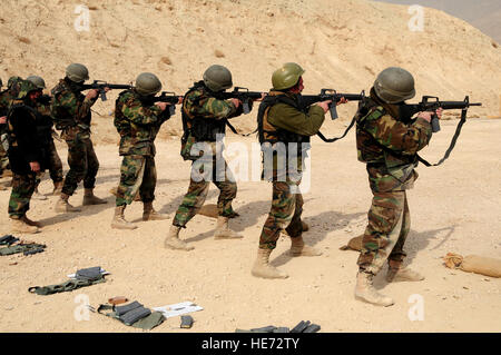 100114-F-1020B-117-KABUL - Afghan National Army Air Corps (ANAAC) Auszubildende konzentrieren sich auf ihre Ziele während einer m-16 Gewehr Einarbeitung Klasse im Kabul Military Training Center. Die ANAAC Auszubildenden sind Teil eines alle afghanischen gelehrt zwei-Tages-Kurs auf den Einsatz von NATO-Waffen.  Staff Sgt Sarah Brown /) Stockfoto