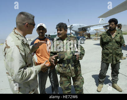 US Air Force Mentor Captain Ronald Stencel(left) spricht Wartungsprobleme mit Oberstleutnant Abdul Shafi des Afghan National Army (ANA)-Luft-Korps, auf Mittwoch, 25. Juli 2007, Afghanistan Kabul International Airport (KIA). Oberst Shafi ist die ANA Air Corps senior Flugzeug Wartung Ingenieur Gruppe Einsatzleiter. Kapitän Stencel von Dover Air Force Base, Del., bereitgestellt wird und ist Oberst Stafi senior Flugzeug Wartung Berater. Er erhält, die kombiniert Sicherheit Übergang Befehl-Afghanistan (CSTC-A) mit Sitz am Camp Eggers, Kabul, Afghanistan. CSTC-ein Partner mit dem Go Stockfoto