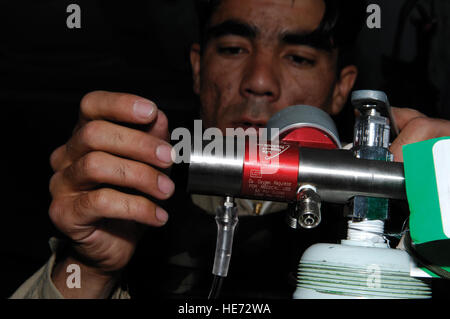 KABUL, Afghanistan – Afghan National Army Air Corps Medic Hayat Ullah prüft die Messgeräte auf einen Sauerstofftank während einer MEDEVAC-Mission hier am 2. September. Der Medic Mission enthalten eine US-Erkennungsmarken, die höhere medizinische Betreuung zu transportieren. Der Patient wurde auf eine ANAAC Mi-17 von Kabul bis Bagram durchgeführt.  Staff Sgt Thomas Dow) Stockfoto