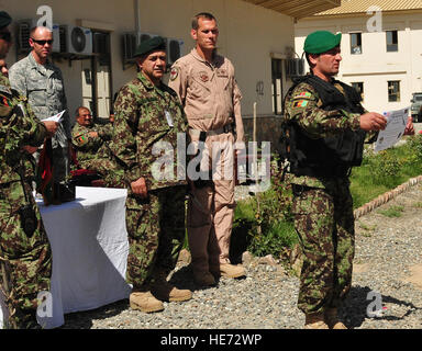 KABUL, Afghanistan - ein Mitglied der Afghan National Army Air Corps der Military Police Company Absolventinnen und Absolventen ihre erste formale technische Ausbildung als Combined Airpower Übergang Force Mentoren beobachten am 24. Mai 2010.   Capt Rob Leese /) Stockfoto