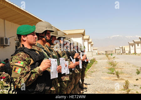 KABUL, Afghanistan - Mitglieder der Afghan National Army Air Corps der Military Police Company halten ihre Zertifikate von ihren ersten technischen Ausbildung am 24. Mai 2010.   Capt Rob Leese /) Stockfoto