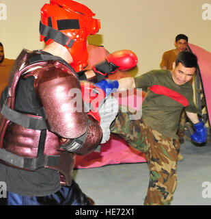 KABUL, Afghanistan – Capt Fleming Jeffers blockiert einen tritt von einem Afghan National Army Soldaten am 31. Mai 2010. Die afghanischen Soldaten sind Teil der Fliegerhorst Boden Verteidigung-Klasse, die bald zu den Soldaten der Afghan National Army Air Corps in Kabul Sicherheit bieten wird.   Techn. Sgt. Mike Tateishi Stockfoto