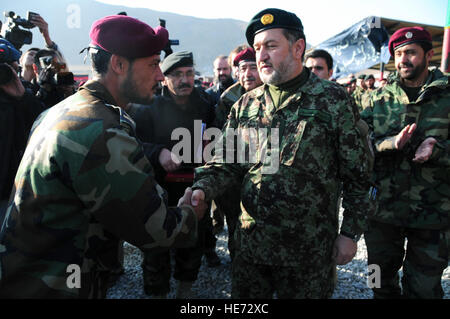 100121-F-1020B-128-Kabul - Afghan National Army Commando 1st Lt. Mumtaz, 6. Kandak erhält Glückwünsche von General Bismillah Khan Mohammadi, ANA Chef des Stabes, nach mit einer Leistung Medaille oder First Class BARYA, während ein Kommando-Abschlussfeier 21. Januar 2010 präsentiert. Leutnant Mumtaz wurde für seine Tapferkeit und Anstrengungen zur Unterstützung der Taliban zu kämpfen, die Kabul 18. Januar 2010 angegriffen ausgezeichnet.   Staff Sgt Sarah Brown /) Stockfoto