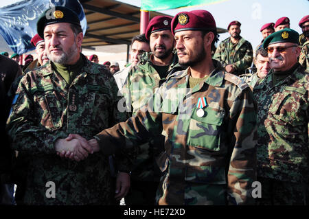 100121-F-1020-133-Kabul - Afghan National Army Commando 1st Lt. Mumtaz, 6. Kandak erhält Glückwünsche von General Bismillah Khan Mohammadi, ANA Chef des Stabes, nach mit einer Leistung Medaille oder First Class BARYA, während ein Kommando Abschlussfeier heute präsentiert. Leutnant Mumtaz wurde für seine Tapferkeit und Anstrengungen zur Unterstützung der Taliban zu kämpfen, die Kabul 18. Januar 2010 angegriffen ausgezeichnet.   Staff Sgt Sarah Brown /) Stockfoto