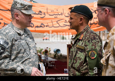 100801-F-1020B-005.jpg Kabul - afghanische nationale Armee Oberst Abdul Sabor, Kommandeur der Infanterie-Schule in neue ANA, spricht mit Armee Major General Gary S. Patton, stellvertretender Kommandeur - Armee für NATO Training Mission - Afghanistan im Rahmen einer Feierstunde 1. August 2010. Die Zeremonie erkannt die Eröffnung des neuen ANA-Infanterie-Schule in Darulaman, die Soldaten wichtige Infanterie Fähigkeiten wie Aufklärung und schwere Waffen, sowie ein Offizier und NCO-spezifische Kurse Lehren wird.   Staff Sgt Sarah Brown /) Stockfoto