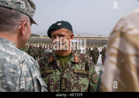 100801-F-1020B-002. Kabul - afghanische nationale Armee Oberst Abdul Sabor, Kommandeur der Infanterie-Schule in neue ANA, spricht mit Armee Major General Gary S. Patton, stellvertretender Kommandeur - Armee für NATO Training Mission - Afghanistan im Rahmen einer Feierstunde 1. August 2010. Die Zeremonie erkannt die Eröffnung des neuen ANA-Infanterie-Schule in Darulaman, die Soldaten wichtige Infanterie Fähigkeiten wie Aufklärung und schwere Waffen, sowie ein Offizier und NCO-spezifische Kurse Lehren wird.   Staff Sgt Sarah Brown /) Stockfoto