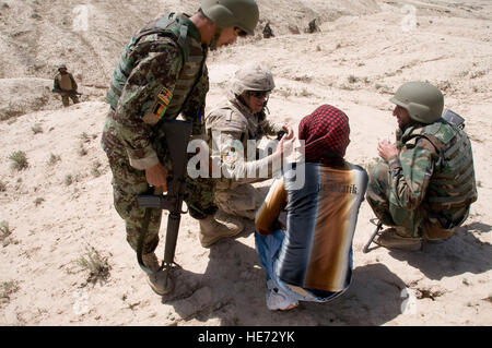 100527-F-1020B-002-Kabul - kanadische und afghanische Ausbilder beschreiben ein Übungsszenario zu einer afghanischen Nationalarmee Platoon Leader bei der Kabul Military Training Center 27. Mai 2010. Admiral James G. Stavridis, Supreme Allied Commander Europe und Kommandant, United States European Command, besuchte das Trainingscenter zu sehen, aus erster Hand, wie ANA Offiziere und Unteroffiziere lernen, zusammen zu arbeiten.  Staff Sgt Sarah Brown /) Stockfoto