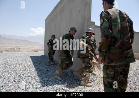 100510-F-1020B-002 Kabul - Lehrer An Afghan National Army Uhren wie ANA Grundausbildung Soldaten durch eine militärische Operationen in urbanem Gelände Übung im Kabul Military Training Center 8. Mai 2010 laufen. Die grundlegenden Krieger Schulung dauert 8 Wochen und deckt Hinterhalt Reaktion und Wiederherstellung, IED-Erkennung, Checkpoint, erste Hilfe, Waffen-Grundlagen, kämpferisch, Zoll- und Höflichkeiten, Gesetz des Krieges, Verhaltensregeln und Funkverkehr.  Staff Sgt Sarah Brown /) Stockfoto