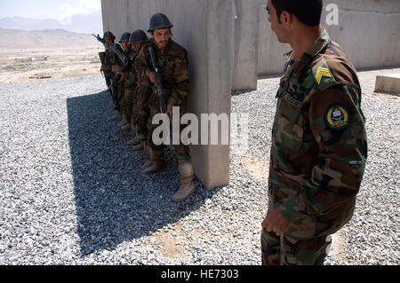 100510-F-1020B-001-Kabul - Lehrer An Afghan National Army Uhren wie ANA Grundausbildung Soldaten durch eine militärische Operationen in urbanem Gelände Übung im Kabul Military Training Center 8. Mai 2010 laufen. Die grundlegenden Krieger Schulung dauert 8 Wochen und deckt Hinterhalt Reaktion und Wiederherstellung, IED-Erkennung, Checkpoint, erste Hilfe, Waffen-Grundlagen, kämpferisch, Zoll- und Höflichkeiten, Gesetz des Krieges, Verhaltensregeln und Funkverkehr.  Staff Sgt Sarah Brown /) Stockfoto