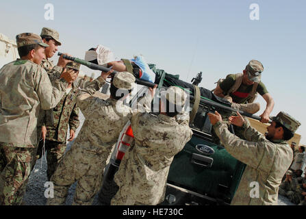 Afghan National Army Soldaten darauf vorbereiten, einen Unfall in einer letzten Übung im Verlauf Combat Medic im regionalen militärischen Training Center, 18. Mai 2011, in Kandahar, Afghanistan zu evakuieren.  Die Absolventen der Klasse am 19. Mai.   Tech Sgt. Adrienne Brammer) Stockfoto