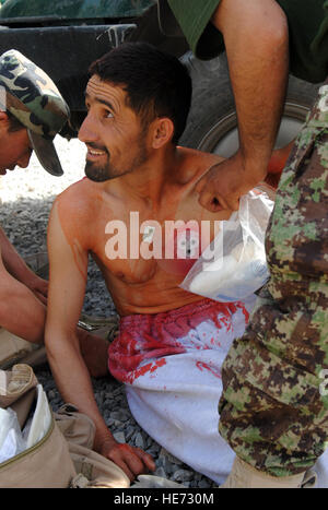 Soldaten der afghanischen Nationalarmee behandeln einen Unfall in einer letzten Übung im Verlauf Combat Medic im regionalen militärischen Training Center, 18. Mai 2011, in Kandahar, Afghanistan.  Die Absolventen der Klasse am 19. Mai.   Tech Sgt. Adrienne Brammer) Stockfoto