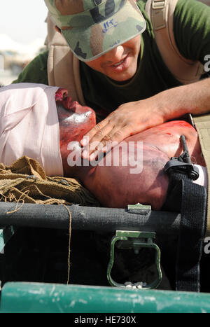 Ein Afghan National Army Soldat behandelt einen Unfall in einer letzten Übung im Verlauf Combat Medic im regionalen militärischen Training Center, 18. Mai 2011, in Kandahar, Afghanistan.  Die Absolventen der Klasse am 19. Mai.   Tech Sgt. Adrienne Brammer) Stockfoto