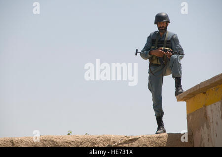 100621-F-1020B-059 Marjah - An afghanischen nationalen zivilen Ordnung Polizist bietet Sicherheit Polizei eine Fuß-Patrouille durch Mardscha in der Provinz Helmand 21. Juni 2010 durchzuführen. Trotz der Fortschritte amerikanischen und afghanischen Truppen in das abgelegene Dorf gemacht haben, Polizei-Einstellung war eine Herausforderung und ANCOP Offiziere weiterhin eine große Präsenz.  Staff Sgt Sarah Brown /) Stockfoto