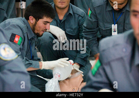 100603-F-1020B-054 Kandahar - afghanische nationale Polizisten learn lebensrettenden Fähigkeiten bei der achtwöchigen Trauma Hilfe Kurs an der Kandahar Regional Training Center 2. Juni 2010 angeboten. Die Studierenden sind Teil der zweiten Klasse durch den Kurs zu gehen. Aus 38 Studenten wurden nur 20 mit dem Programm mithalten, während die Studenten, die gebildet werden müssen, haben wöchentliche Tests, um das nächste Training-Segment zu bestehen.  Staff Sgt Sarah Brown /) Stockfoto