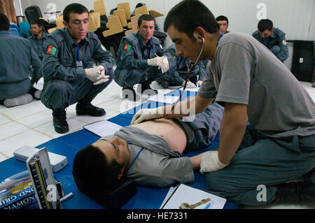 100603-F-1020B-053.jpg Kandahar-afghanische Polizei Offiziere lernen lebensrettende Fähigkeiten bei der achtwöchigen Trauma Hilfe Kurs angeboten an der Kandahar Regional Training Center.The Studenten sind Teil der zweiten Klasse, 2. Juni 2010 durch den Kurs zu gehen. Aus 38 Studenten wurden nur 20 mit dem Programm mithalten, während die Studenten, die gebildet werden müssen, haben wöchentliche Tests, um das nächste Training-Modul zu bestehen.  Staff Sgt Sarah Brown /) Stockfoto