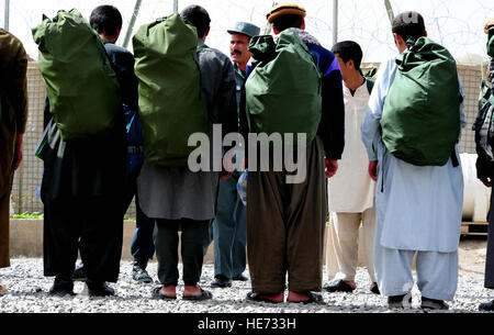 Afghan National Police Oberstleutnant Adrugol Hassan, Regional Training Center – Bamyan Director of Education, bietet frisch diplomierten ANP ihre letzten Anweisungen vor der Abreise RTC – Bamyan, Mai 19. 56 ANP Auszubildende absolvierte nach Abschluss des sechs-Wochen-Grundkurs bei RTC – Bamyan.  Master Sergeant Quinton T. Burris) Stockfoto