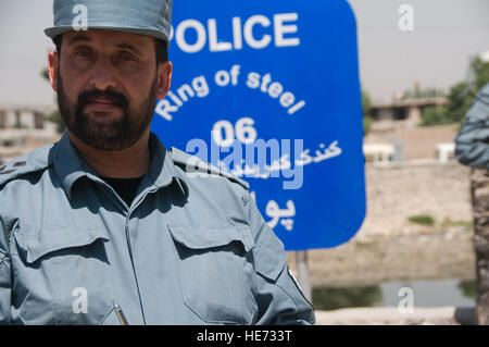 100605-F-1020B-012-Kabul - Generalmajor Ahmad Farid Hotal, afghanische nationale Polizei Ring von Stahl Kandak Operations Officer steht in der Nähe von Checkpoint 6, eine der innerstädtischen Sicherheit stoppt, 5. Juni 2010. Die 25 Ring of Steel Checkpoints rund um den zentralen Bereich von Kabul, sind Teil des neuen Perimeter Sicherheitsmaßnahme für die Hauptstadt.  Staff Sgt Sarah Brown /) Stockfoto